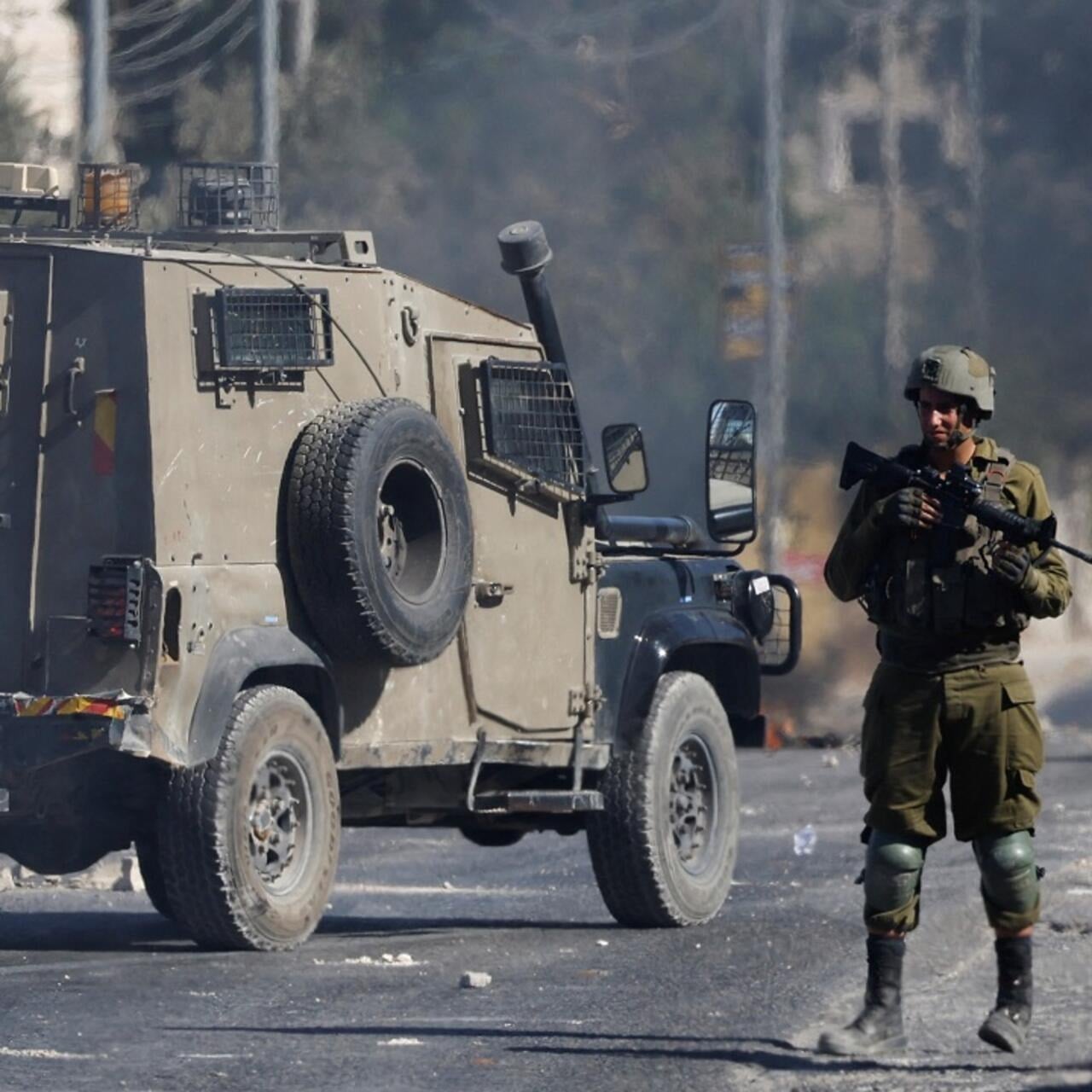 الجيش الإسرائيلي: اعتقلنا 3 من الشرطة الفلسطينية لإقامة حاجز في بيتونيا غربي رام الله واحتجاز إسرائيلي
