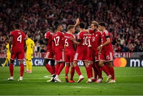 دوري ابطال أوروبا: فنربغشه (تركيا) – روما (ايطاليا) (1-1)، وأيندهوفن (هولندا) – شاختار دونتسيك (أوكرانيا) (1-1)، وبايرن (ألمانيا) – بودو غليمنت (النروج) (5-0)، وكومو (ايطاليا) – لايبزيغ (ألمانيا) (4-1)، ومان يونايتد (انكلترا) – صباح (أذربيجان) (4-0)، وبراتيسلافا (سلوفاكيا) - لانس (فرنسا) (2-3).