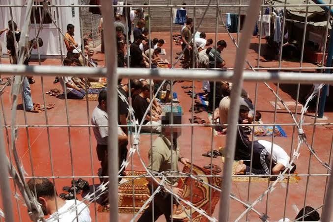 بعد 3 سنوات من الغياب.. هل يعود الصليب الأحمر إلى سجون الاحتلال؟