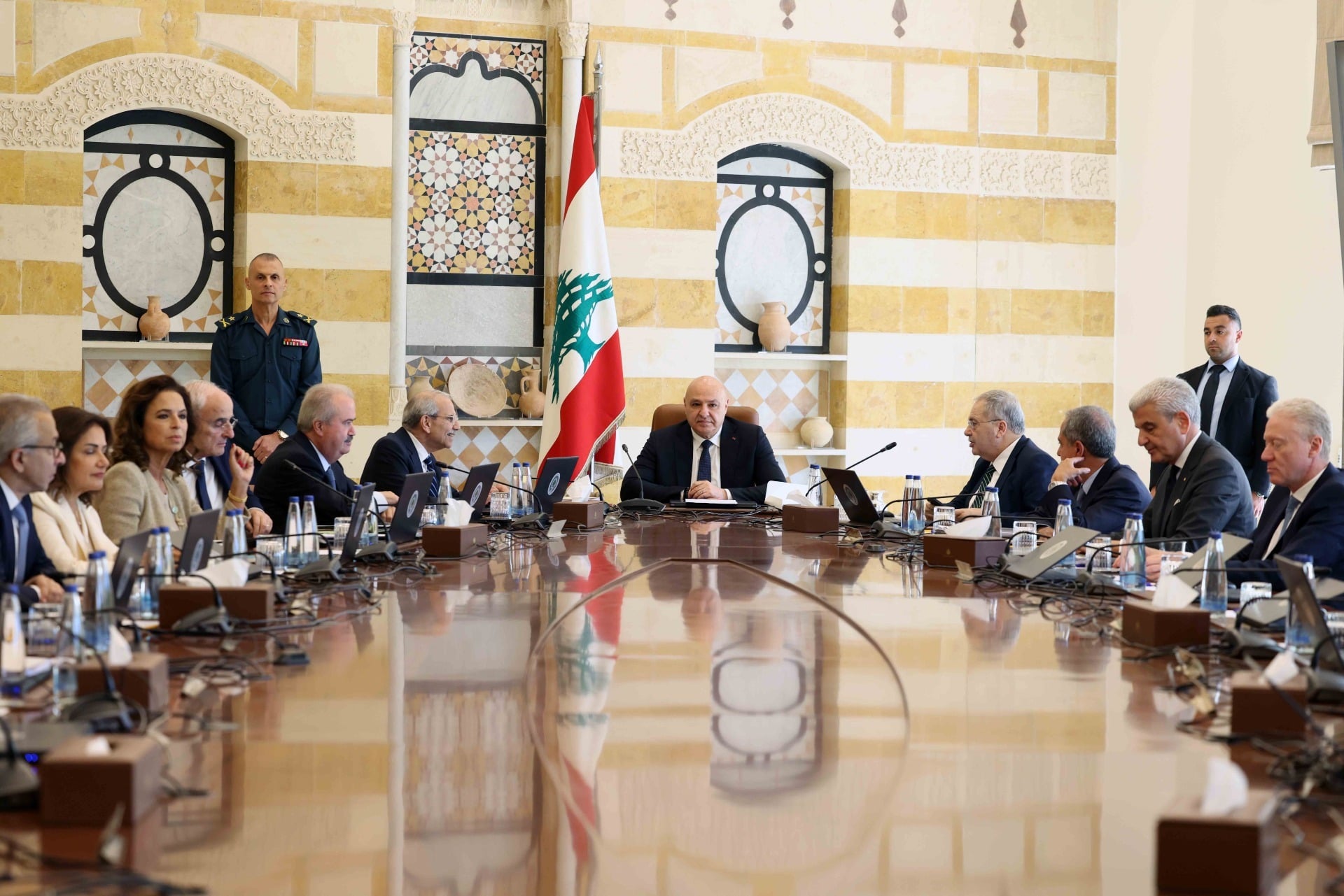 عون غير راضٍ عن أداء الحكومة؟