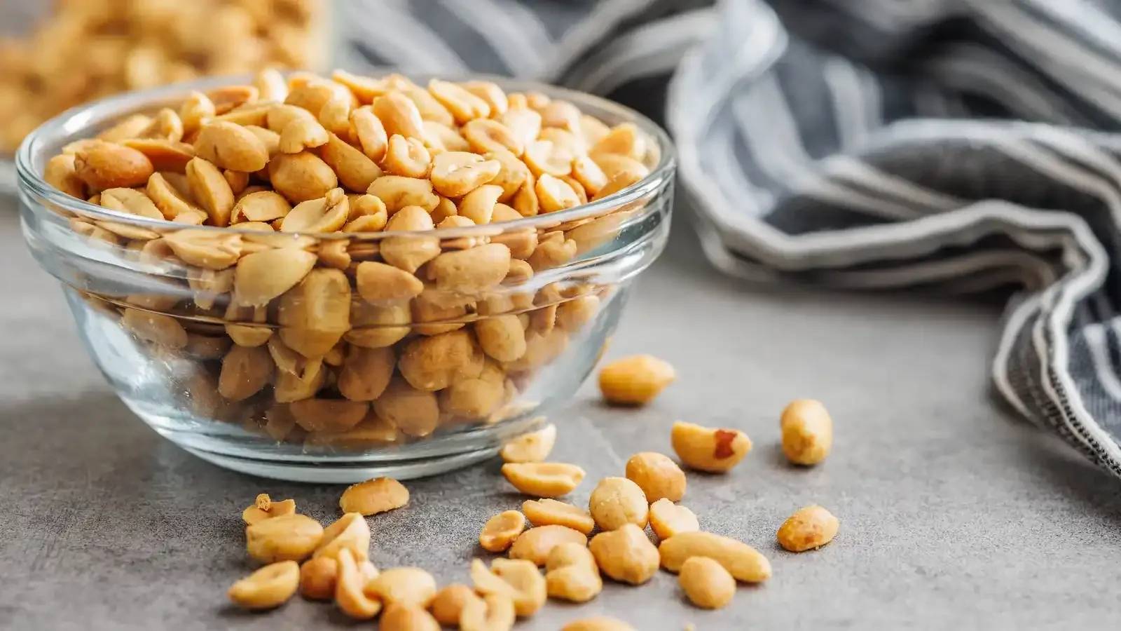 الفول السوداني أم الفشار؟... أيهما أفضل للتحكم في سكر الدم؟