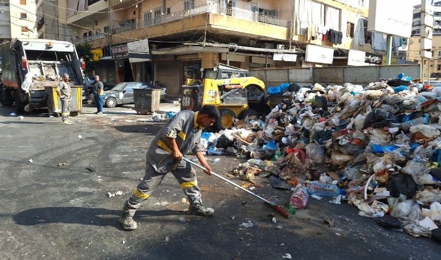 بعد إعادة فتح المعمل.. حملة مكثفة لرفع النفايات من شوارع صيدا