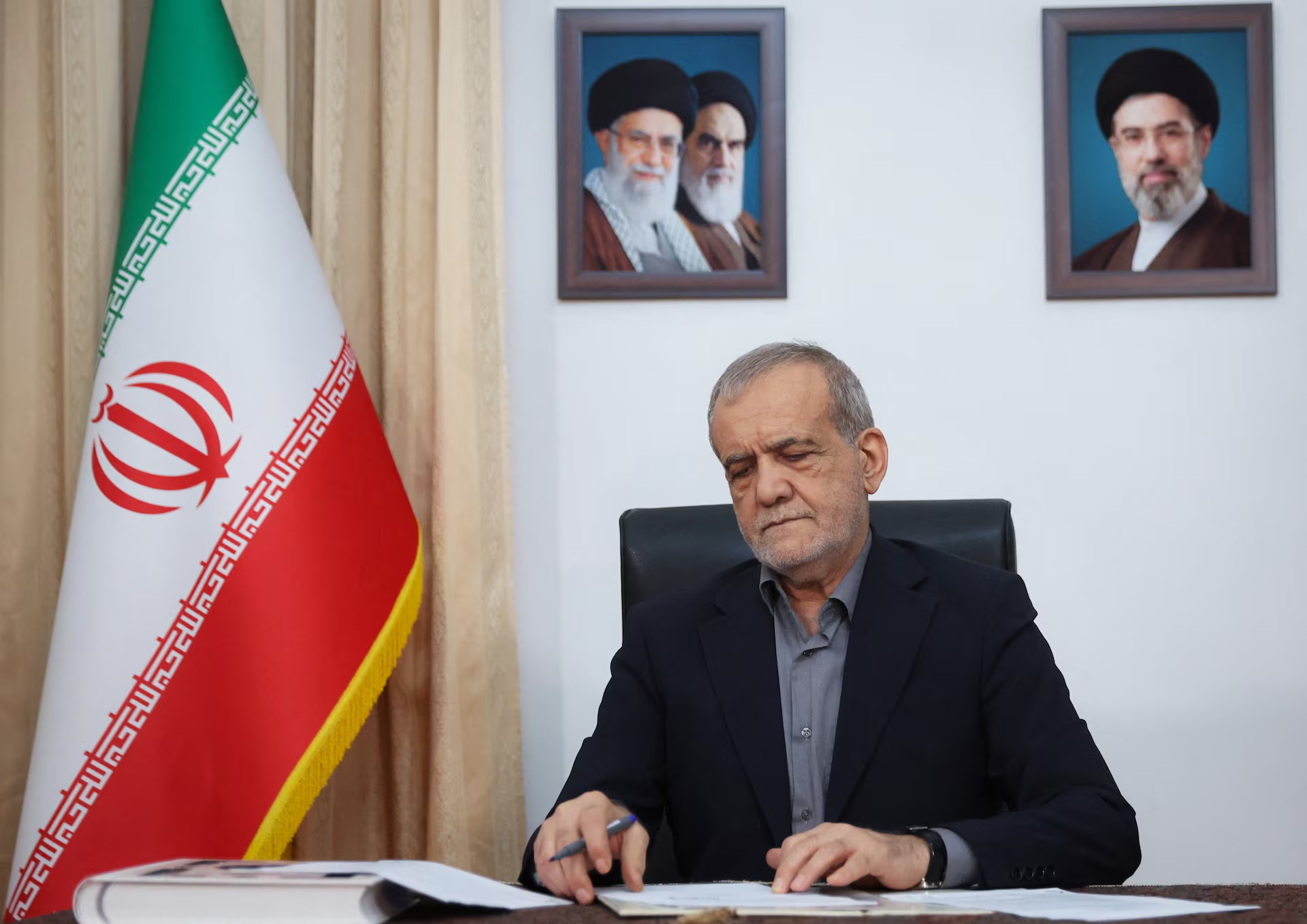 الرئيس الإيراني: مجموعة بريكس أعلنت رفضها سياسة فرض العقوبات الأحادية والإجراءات القسرية في حق الدول