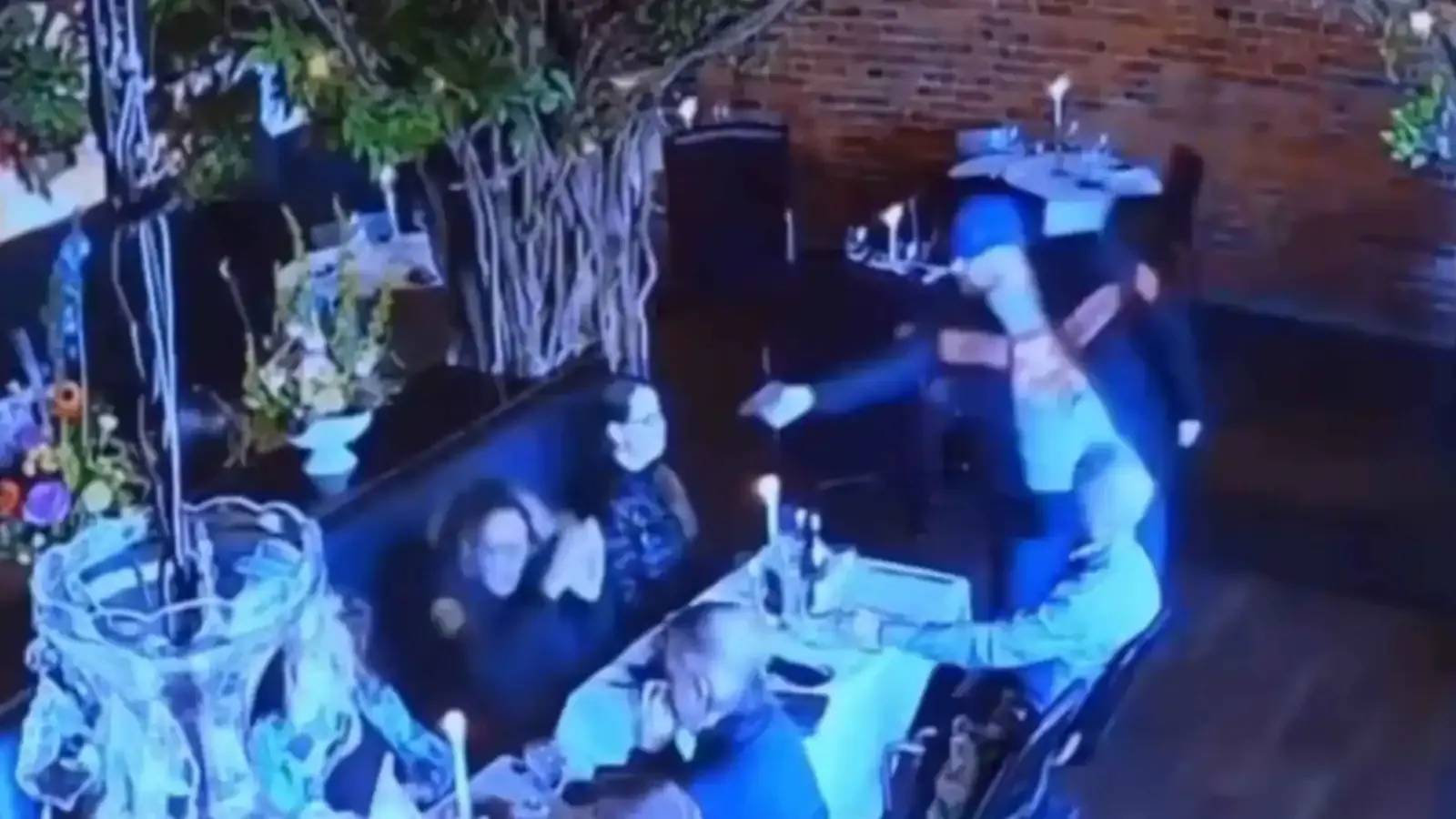 بالفيديو: محامٍ يصوّب مسدسه نحو زوجته السابقة داخل مطعم