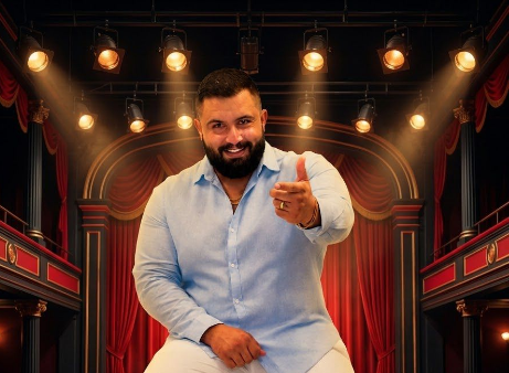 أبو علي الساحلي..حين يتحوّل الجمهور الافتراضي إلى جمهور في المسرح