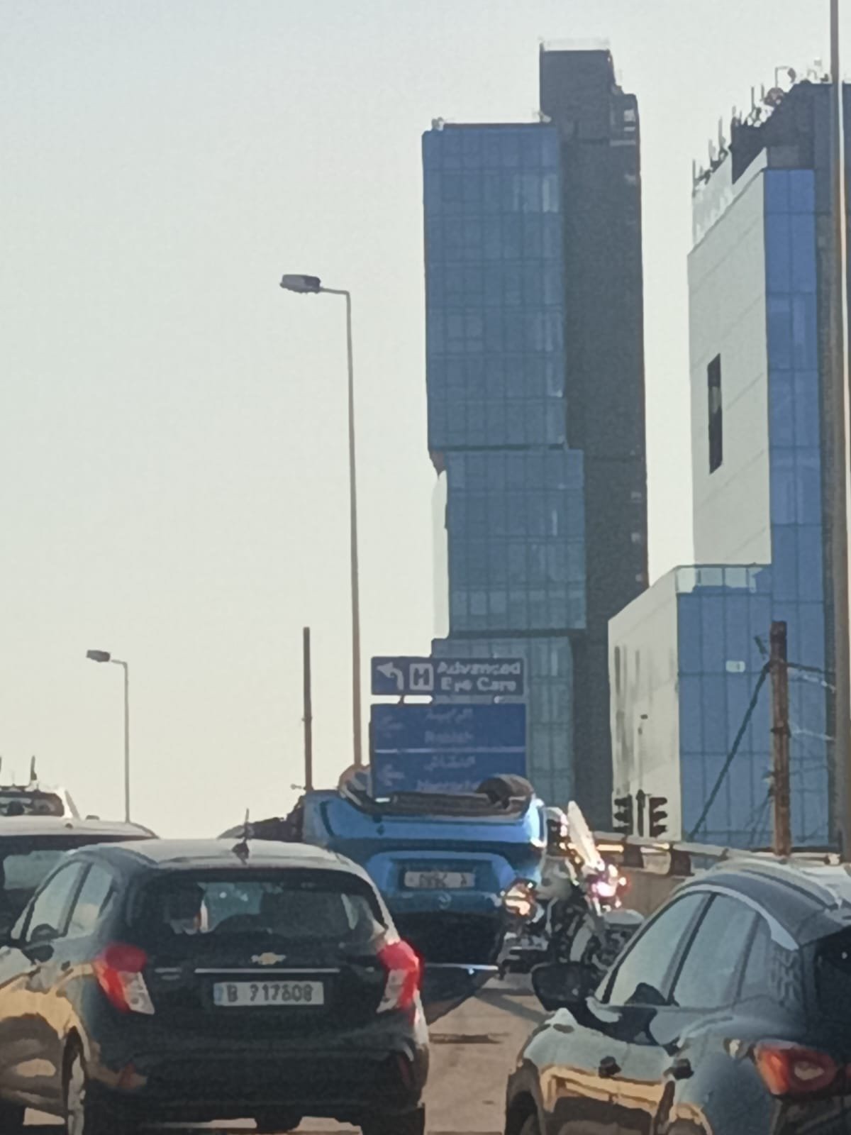 التحكم المروري: انزلاق مركبة على جسر النقاش سبب بازدحام مروري في المحلة ودراج من مفرزة سير الجديدة يعمل على المعالجة