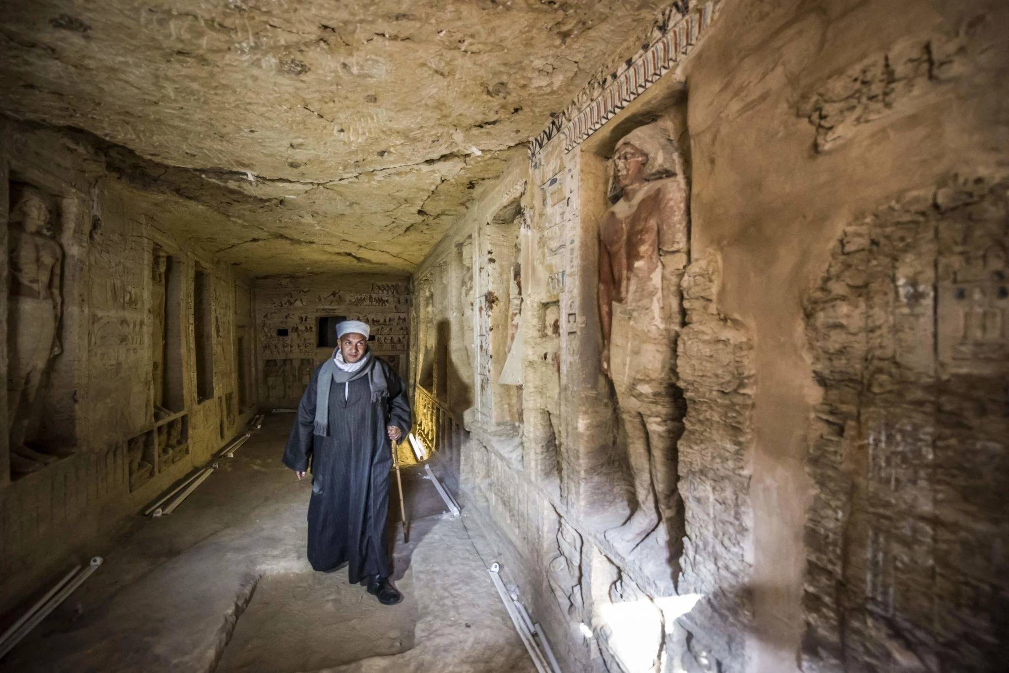 مصر: اكتشاف مقبرة من أواخر عصر الأسرة الخامسة في سقارة