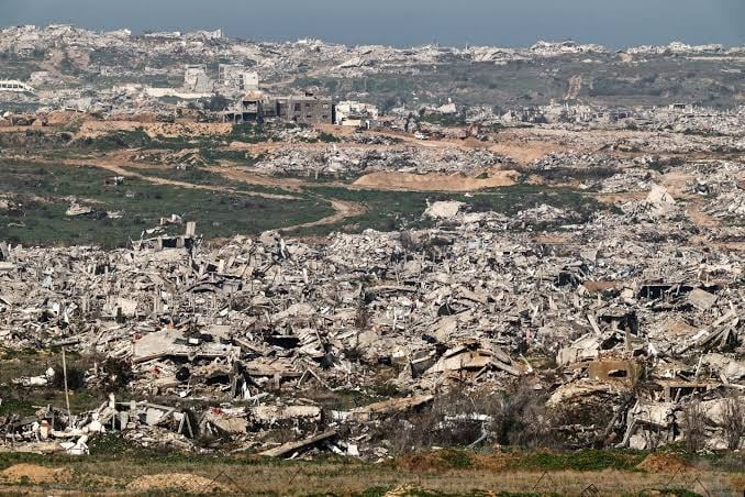 الدفاع المدني بغزة: انتشلنا رفات ١٧ شهيدا من تحت أنقاض منازل دمرها الاحتلال الإسرائيلي في محافظتي غزة والوسطى