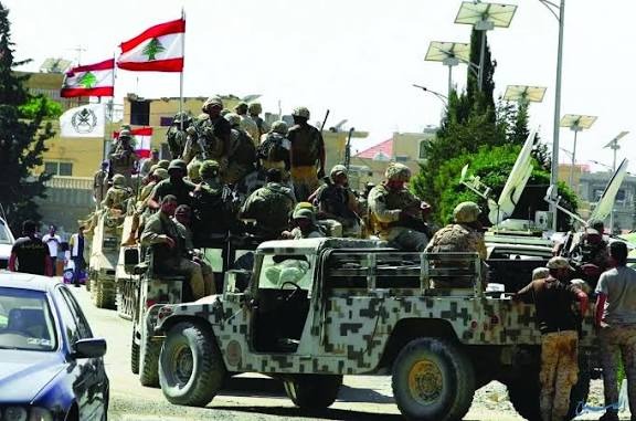مداهمات وحواجز للجيش.. توقيف 135 شخصاً وضبط أسلحة وذخائر