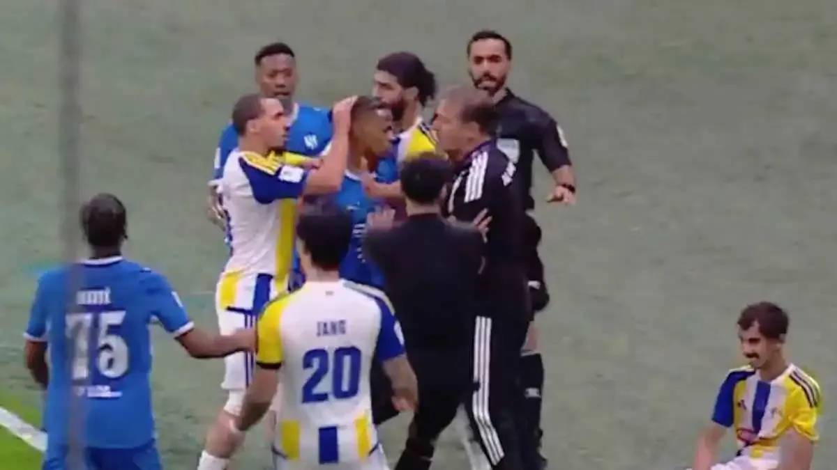سامرفيل يتوعد بنّ ناصر... ماذا حدث في مباراة الهلال والغرافة؟