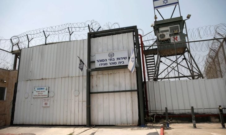 حماس تنعى أسيرًا فلسطينيًا توفي في السجون الإسرائيلية