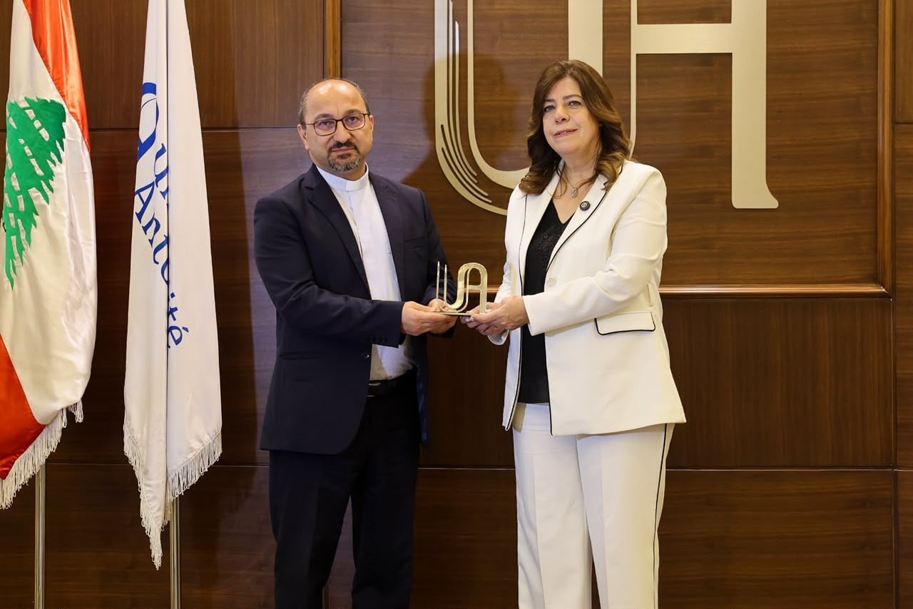 ندوة في الجامعة الأنطونية ضمن "الأسبوع الرياضي"...
وزيرة الشباب والرياضة: لجعل النشاط البدني جزءاً من الحياة اليومية في المدارس والجامعات...
السغبيني: نؤمن بأن الجامعة ليست فقط مكانًا للمعرفة والتعليم، بل هي مساحة لخدمة الإنسان والمجتمع