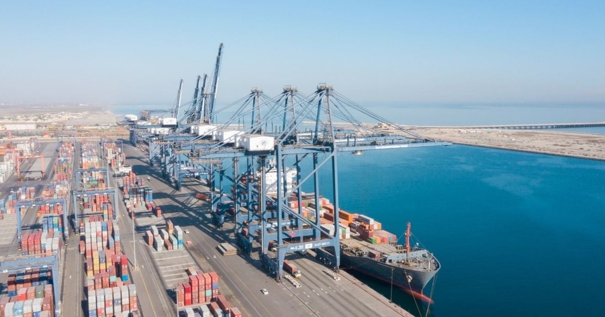 "رويترز": السعودية تنقل شحنات نفطية لآسيا قبالة ميناء صحار بعد تضرر خط البحر الأحمر