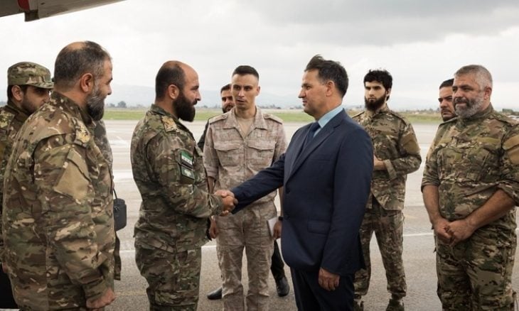 رئيس أركان الجيش السوري يتفقد مطار حميميم ويلتقي قادة روس
