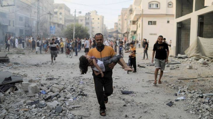 غزة تحت القصف.. شهيد وإصابات وانتشال رفات 12 شهيداً