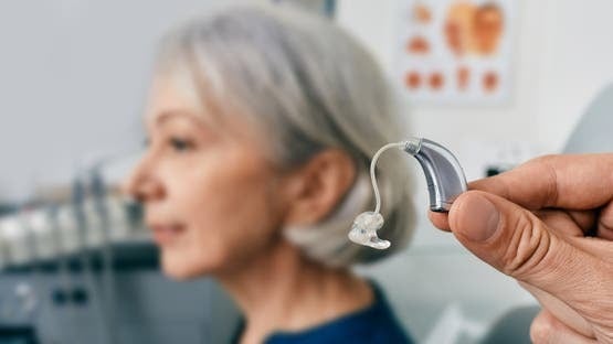 هل بدأت تفقد سمعك دون أن تلاحظ؟ علامات يومية تكشف المشكلة