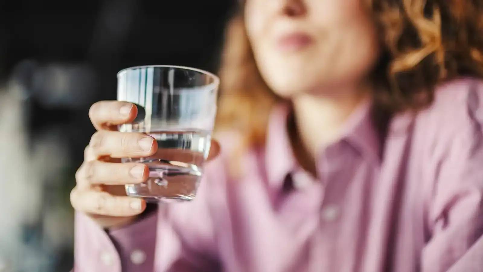 شرب الماء قبل العشاء... هل يساعد فعلاً في كبح الشهية وتقليل كمية الطعام؟