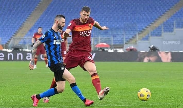 إنتر وروما يتعادلان (2-2) في قمة مثيرة بالدوري الإيطالي