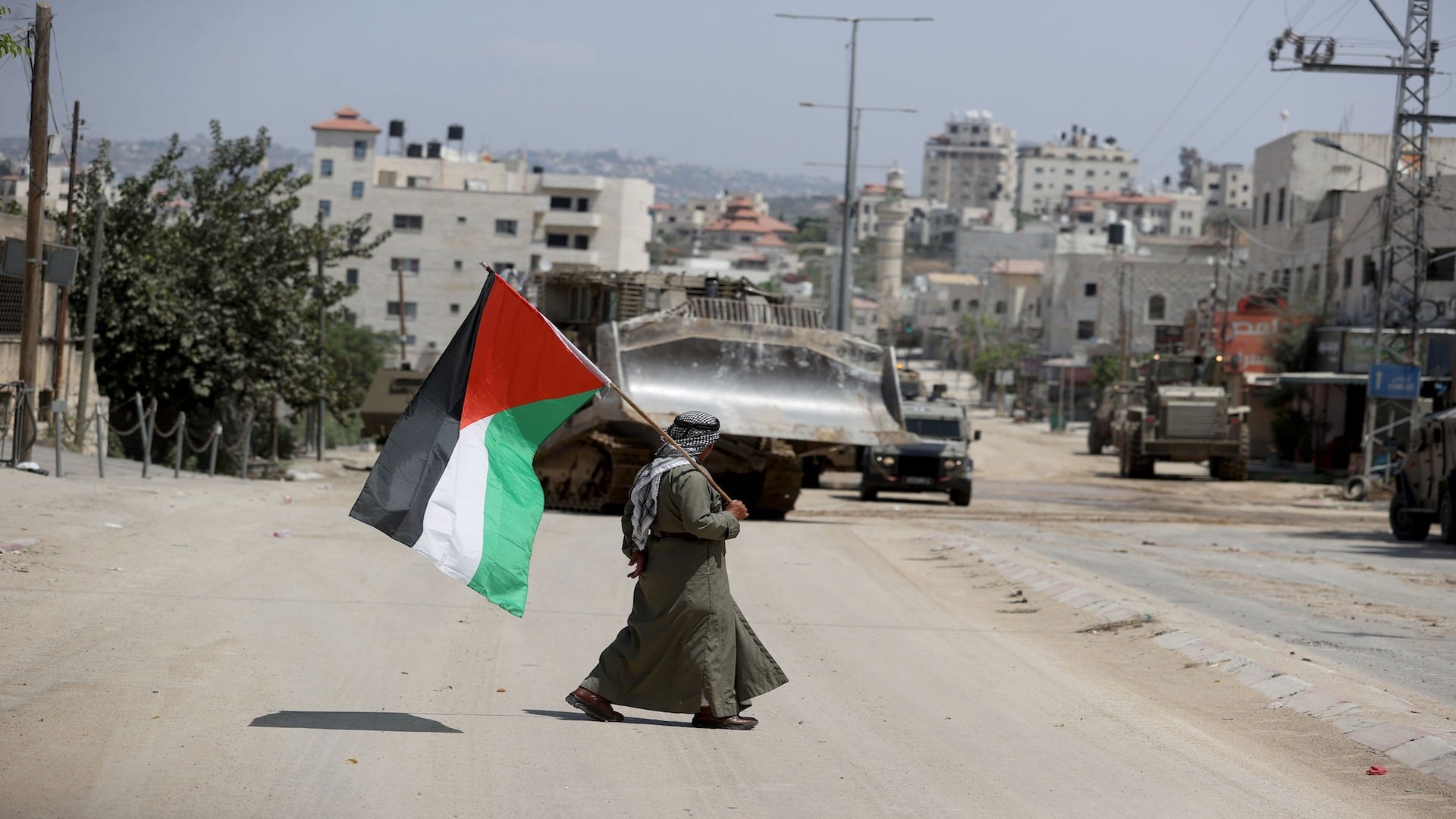 من الخليل إلى نابلس.. سلسلة اعتداءات للمستوطنين تستهدف الفلسطينيين وممتلكاتهم