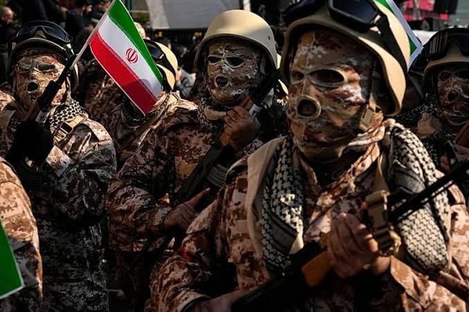 إيران تبدأ تنظيم «فدائييها» وتلوّح باستخدام قدراتها في مضيق هرمز