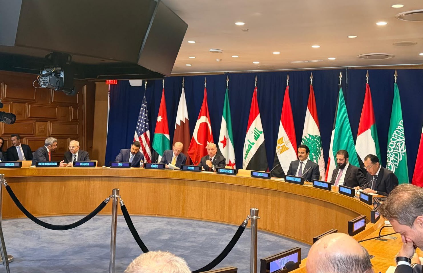 الرئيس سلام يشارك الآن في القمة متعددة الأطراف التي تستضيفها الولايات المتحدة الأميركية ويترأسها الرئيس الأميركي دونالد ترامب بمشاركة دول مجلس التعاون الخليجي ومصر وسوريا وتركيا والعراق والأردن ولبنان على هامش أعمال الجمعية العامة للأمم المتحدة في نيويورك