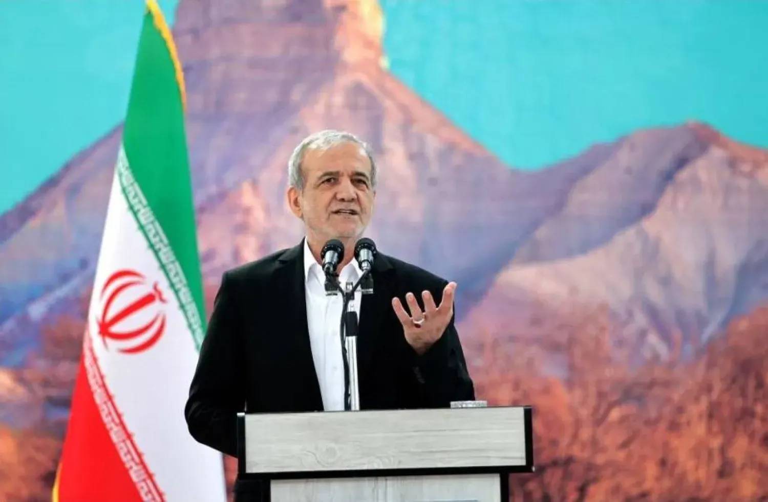 الرئيس الايراني: العدو عجز عن إخضاعنا بالسبل العسكرية لذا يلجأ إلى إغلاق الطرق الجوية والبرية علينا