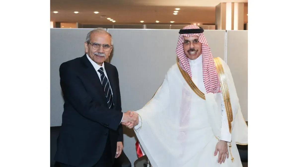 سلام وبن فرحان يبحثان تعزيز العلاقات وتفعيل اللجنة السعودية اللبنانية المشتركة