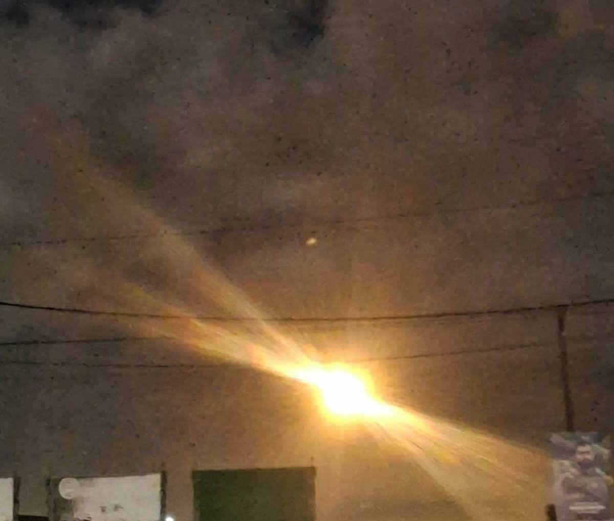 قصف مدفعي وقنابل مضيئة تستهدف المنصوري