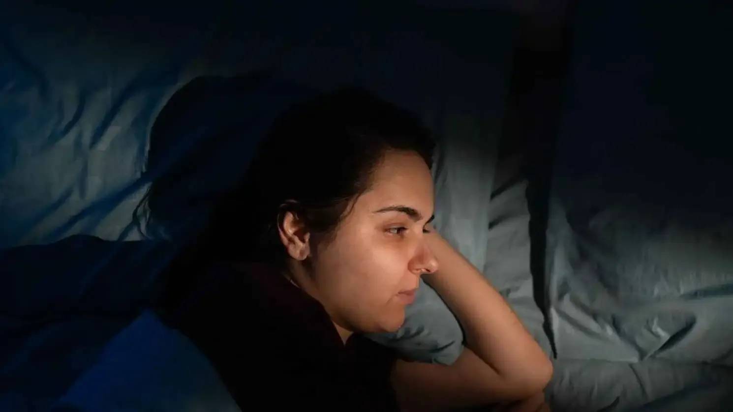 النوم الخفيف... متى يكون طبيعياً ومتى يتحول إلى مشكلة؟