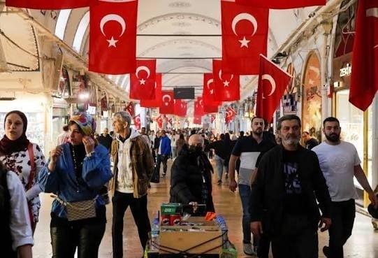 غلاء المعيشة يطارد أردوغان... رواتب الاتراك تنفد قبل نهاية الشهر