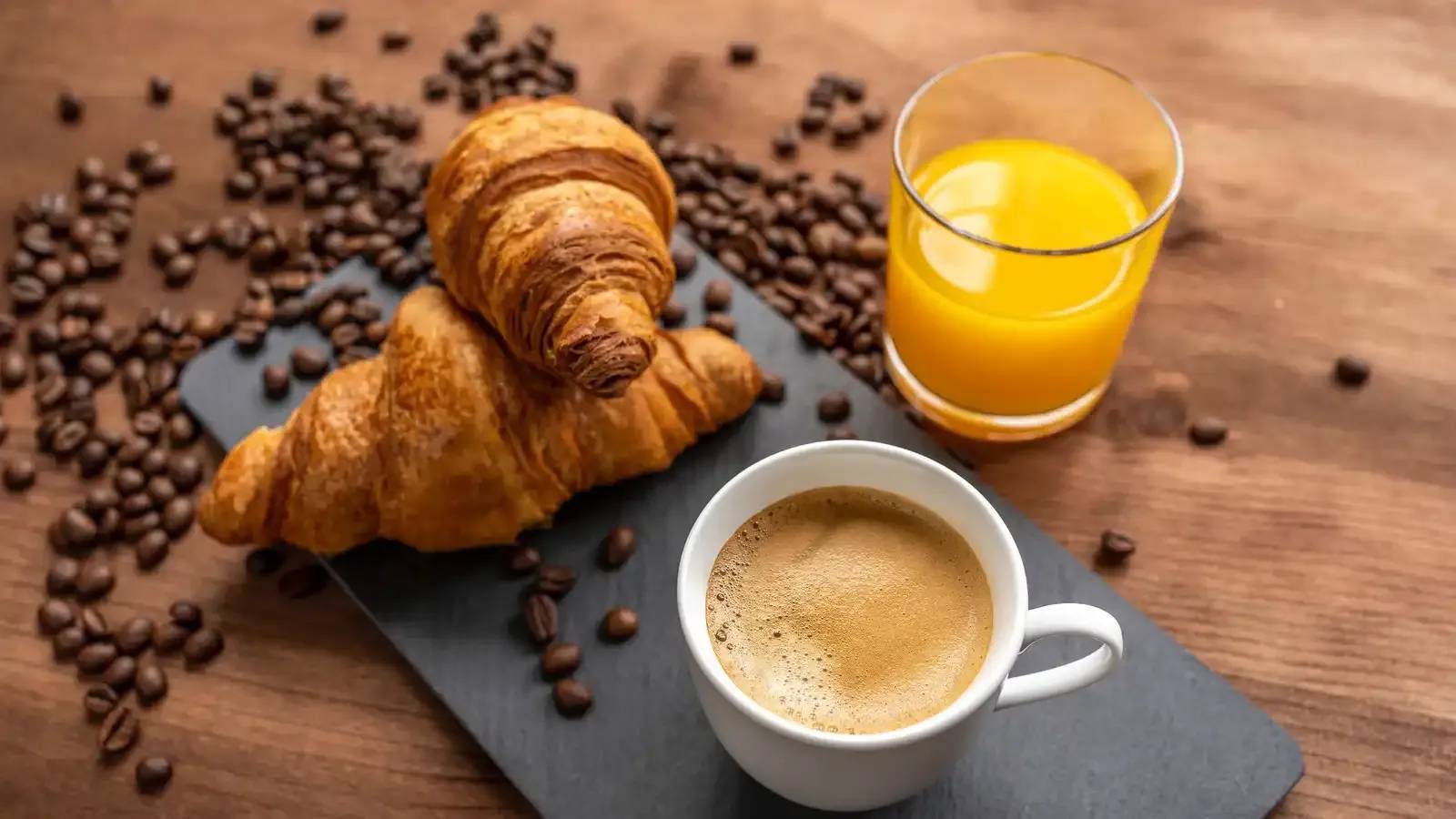 قهوة أم عصير برتقال... أيهما أفضل لبدء يومك؟