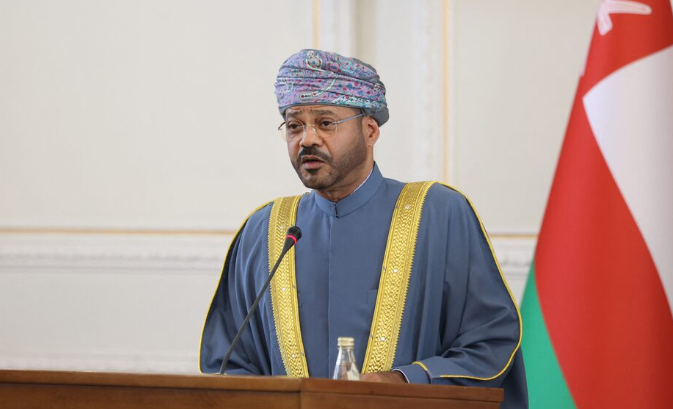 وزير الخارجية العماني يدعو إلى التعاون لحماية مضيق هرمز وتسوية النزاعات سياسيًا