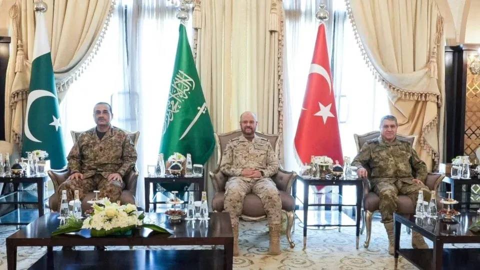 السعودية وباكستان وتركيا تبحث تعزيز التعاون الدفاعي