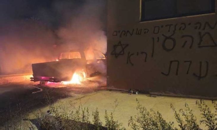 مستوطنون يهاجمون بلدتين قرب رام الله ويحرقون مركبات فلسطينية