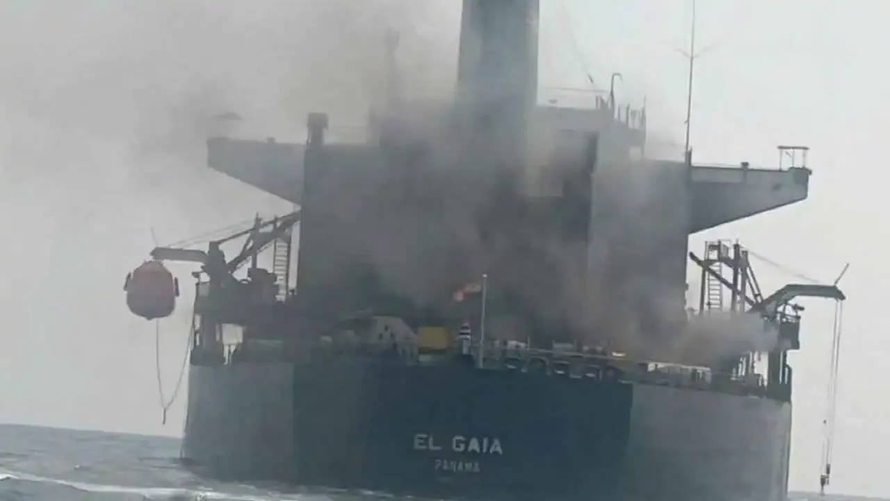 إصابة ثلاث سفن بمقذوفات مجهولة أثناء عبورها مضيق هرمز