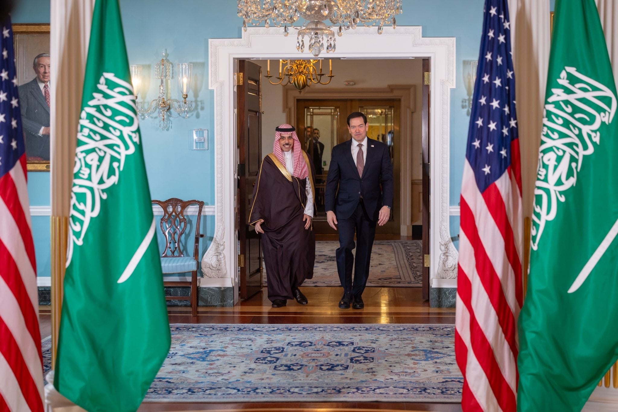 الخارجية السعودية: وزير الخارجية ونظيره الأميركي بحثا أمن الملاحة والممرات الدولية لا سيما هرمز وباب المندب
