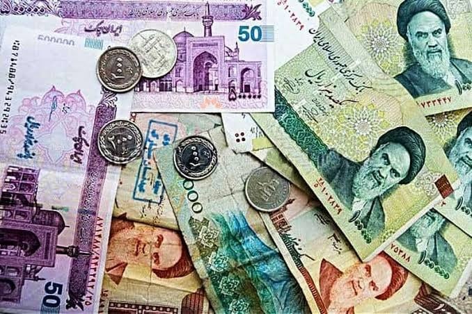 انهيار قياسي للتومان مع ارتفاع الدولار إلى مستويات تاريخية