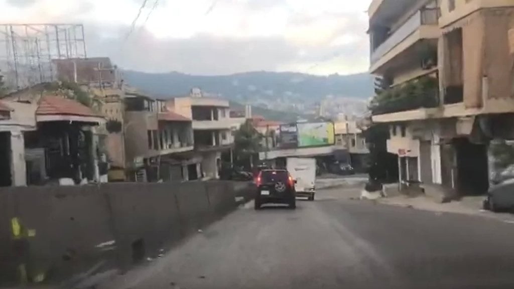 التحكّم المروريّ: ٤ جرحى نتيجة اصطدام شاحنة بواجهة محلّ على طريق عام عاليه باتّجاه بيروت وحركة المرور كثيفة في المحلة.