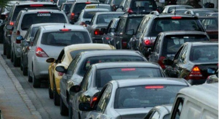 حركة المرور كثيفة على اوتوستراد ذوق مكايل باتجاه جونية وصولا حتى مفرق غزير، ومن تقاطع شارع جورج حداد باتجاه جسر الرينغ نحو الاشرفية، وعلى اوتوستراد شارل الحلو باتجاه الدورة وصولا الى جل الديب.