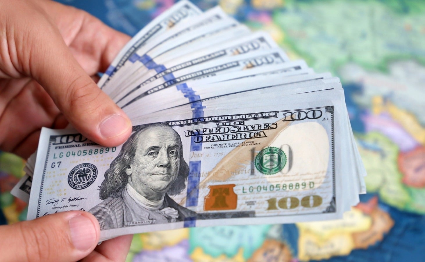 الدولار يتمسك بمكاسبه وسط مخاوف التضخم وارتفاع أسعار الطاقة