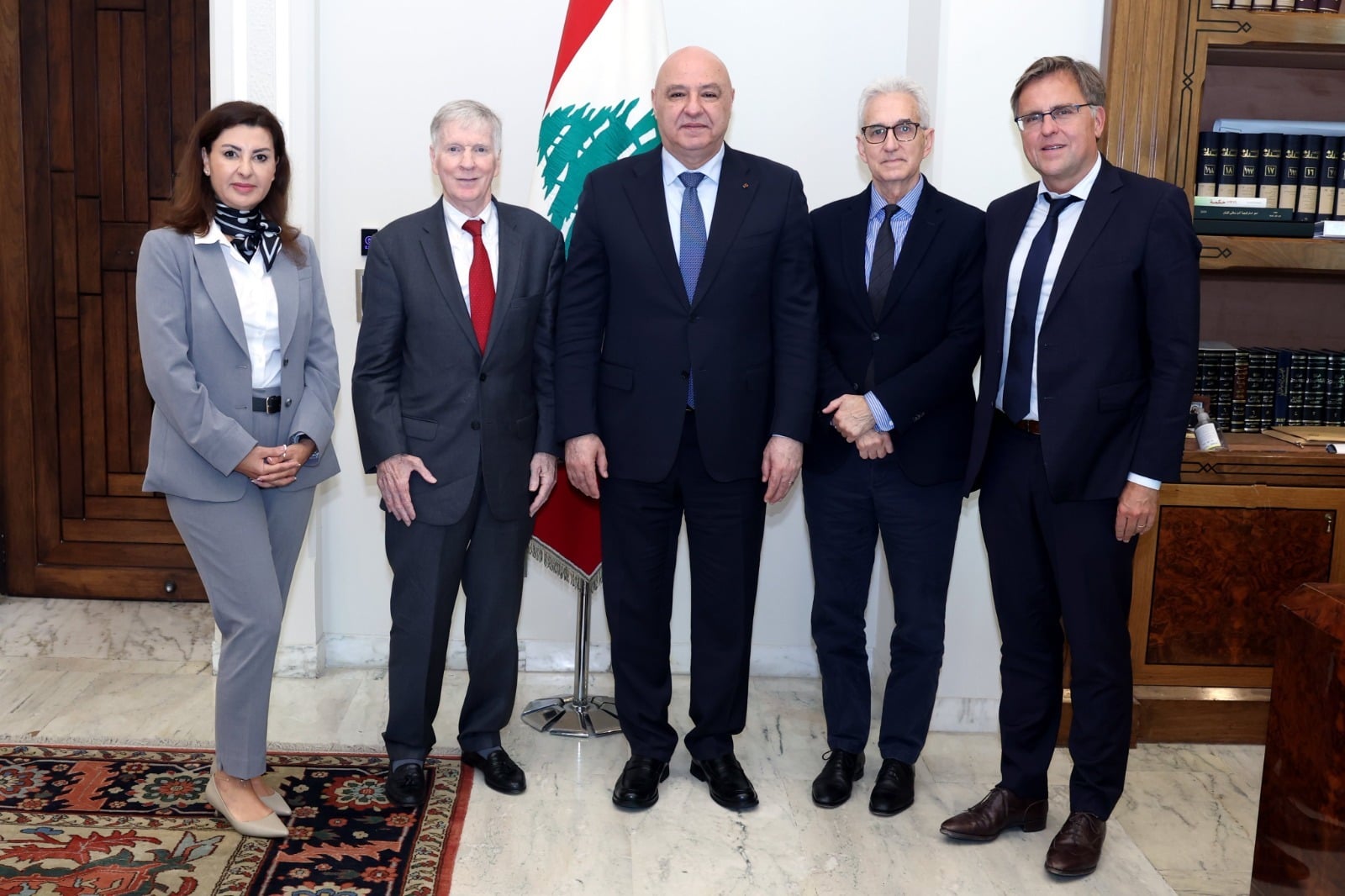 الرئيس عون بحث مع السفير الأميركي السابق في لبنان ريان كروكر ووفد أميركي تطورات الجنوب ومسار اتفاق الإطار وعدم التزام إسرائيل به
