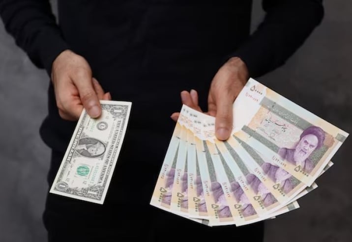 تراجع جديد للعملة الإيرانية مع ارتفاع الدولار إلى مستويات قياسية