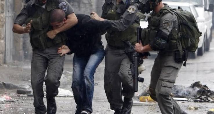 الهلال الأحمر الفلسطيني: إصابة فلسطيني إثر اعتداء قوات الاحتلال عليه بالضرب في بلدة عقربا قرب نابلس شمالي الضفة الغربية