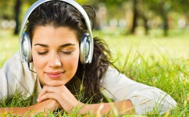 الموسيقى لا تحسّن المزاج فقط.. تأثيرات تمتد إلى القلب وضغط الدم