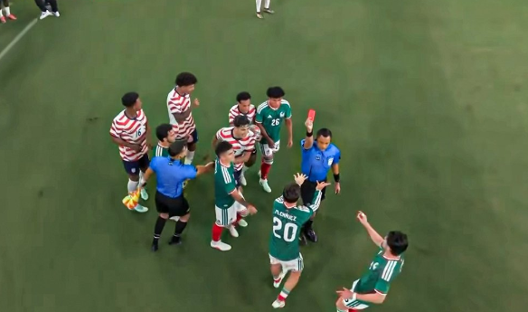 بالفيديو: طرد لاعب المكسيك بعد صفعه نجم منتخب أميركا