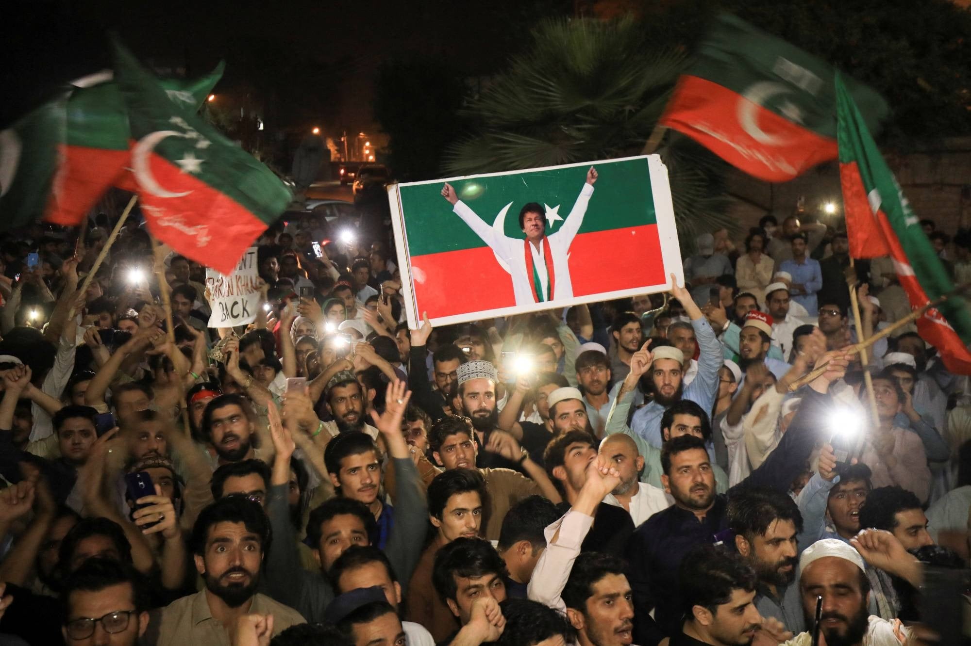 أنصار عمران خان يبدأون مسيرة إلى إسلام آباد للمطالبة بالإفراج عنه
