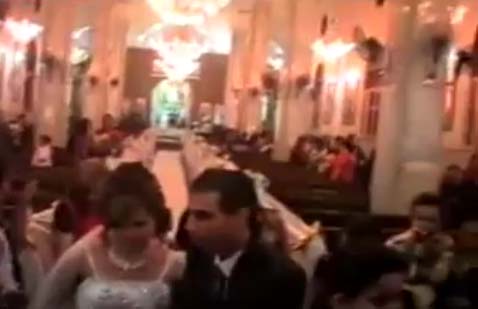 فيديو ... مشاهد تعرض العروسين للرصاص في كنيسة الوراق 