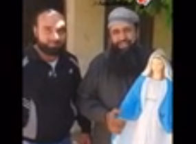 بالفيديو تحطيم تمثال السيدة العذراء في سوريا 