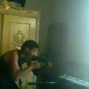 بالفيديو.. يمارس القنص في غرفة النوم
