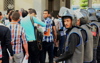 مفتي مصر يدعو لمواجهة «المخربين» بالجامعات وطلبة الأزهر يحذرون من «مؤامرة» لإعادة الحرس